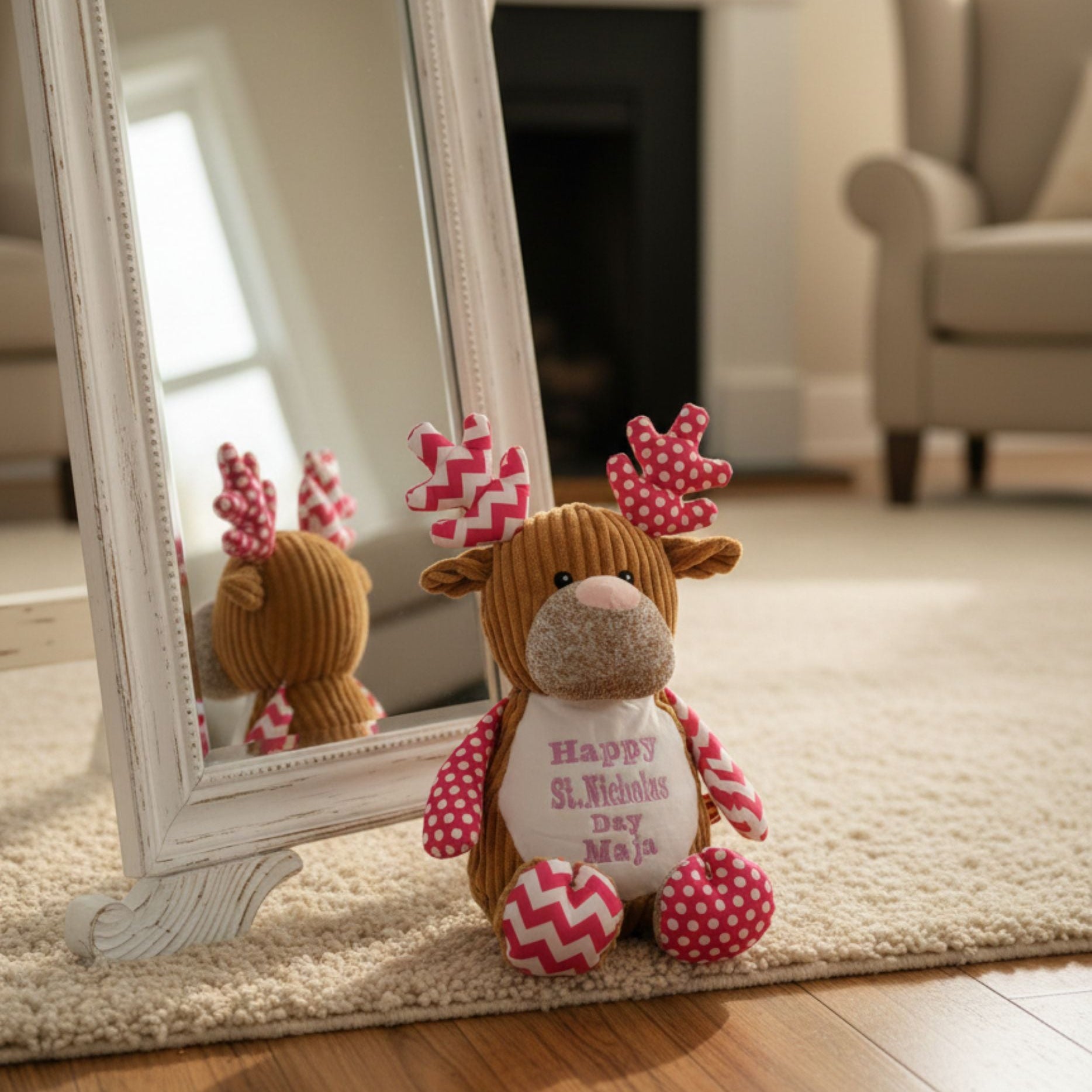 Personalised plush deer Snowy sitting in front of a mirror